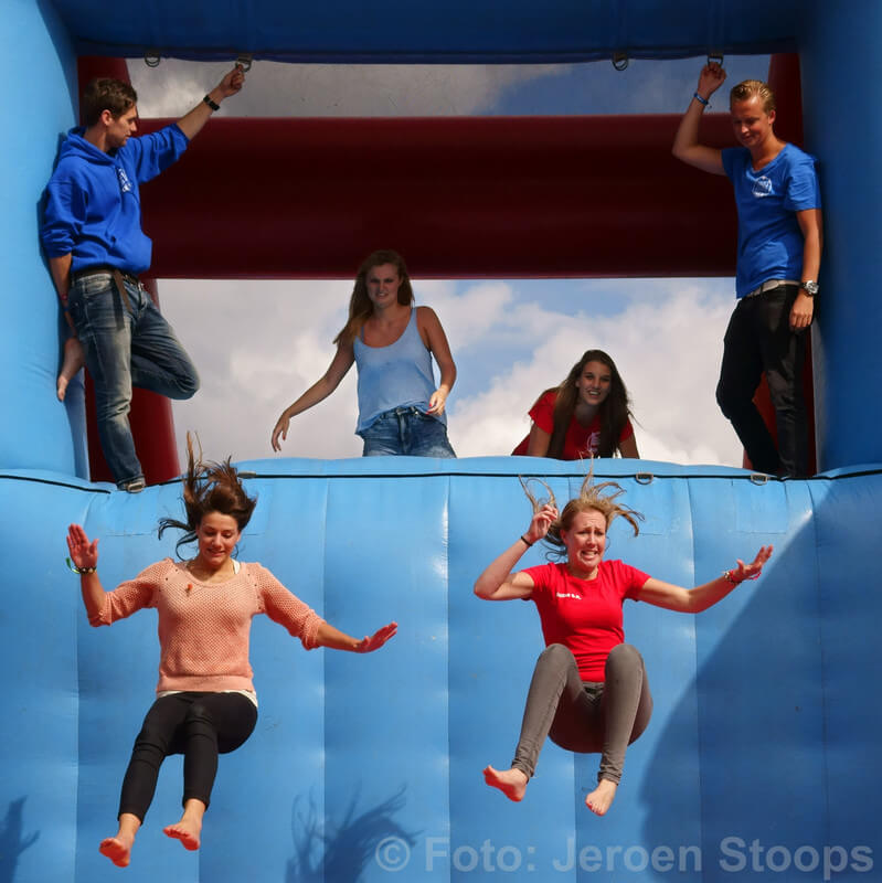 Eerstejaars maken sprong in Griftpark. Foto: Jeroen Stoops