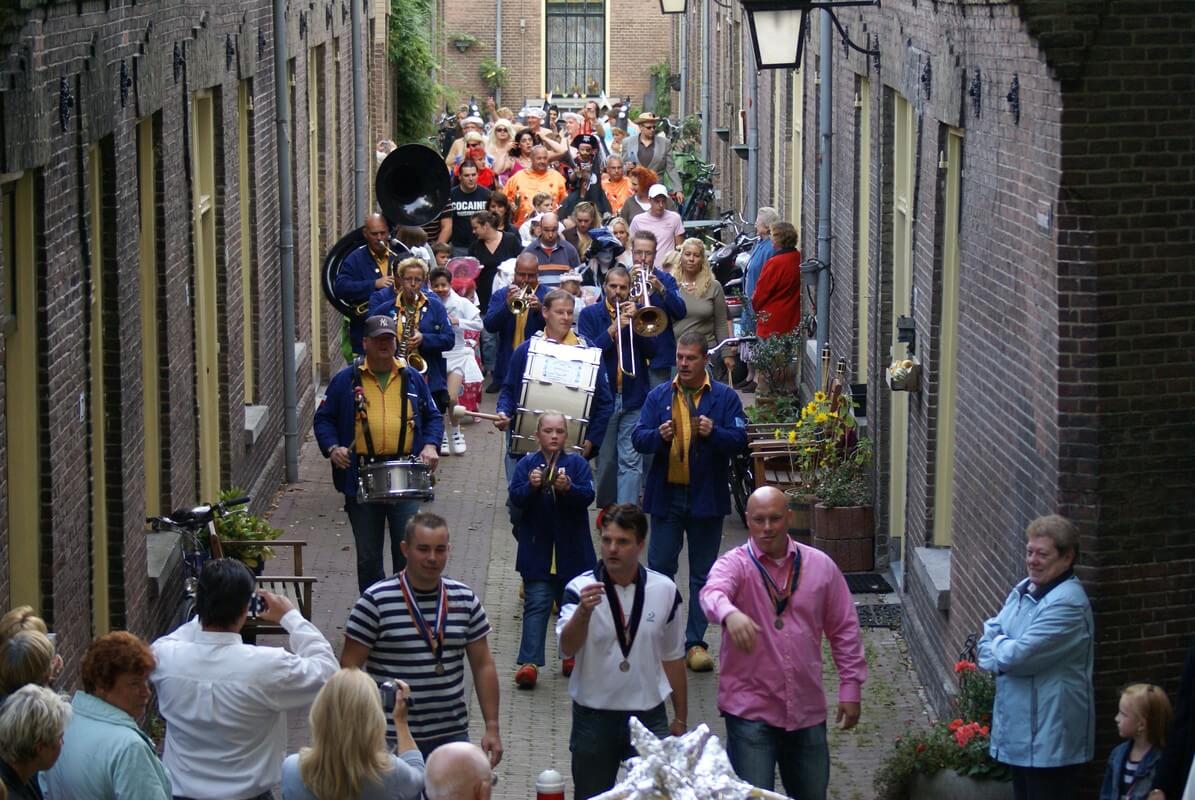 De optocht tijdens jaarlijkse buurtfeest in de Zeven Steegjes. Foto: Ton van den Berg
