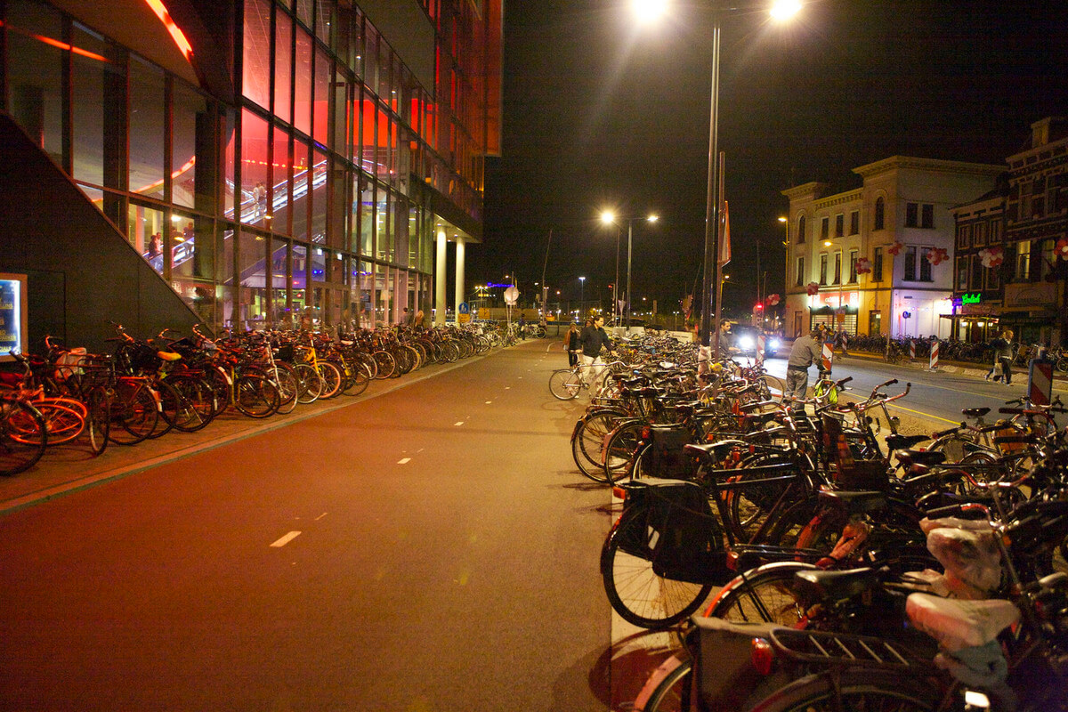Massaal verkeerd geparkeerde fietsen bij het Muziekpaleis. Foto: Ton van den Berg