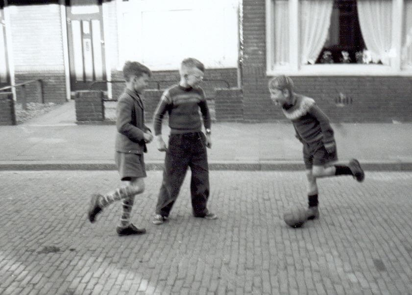 Hangjongeren in de jaren vijftig in de Betonbuurt. Foto: archief TvdBerg
