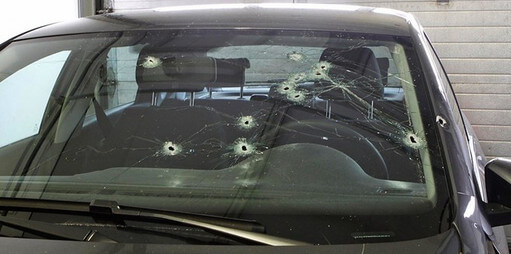 Kogelgaten in de beschoten auto. Foto: Politie Utrecht