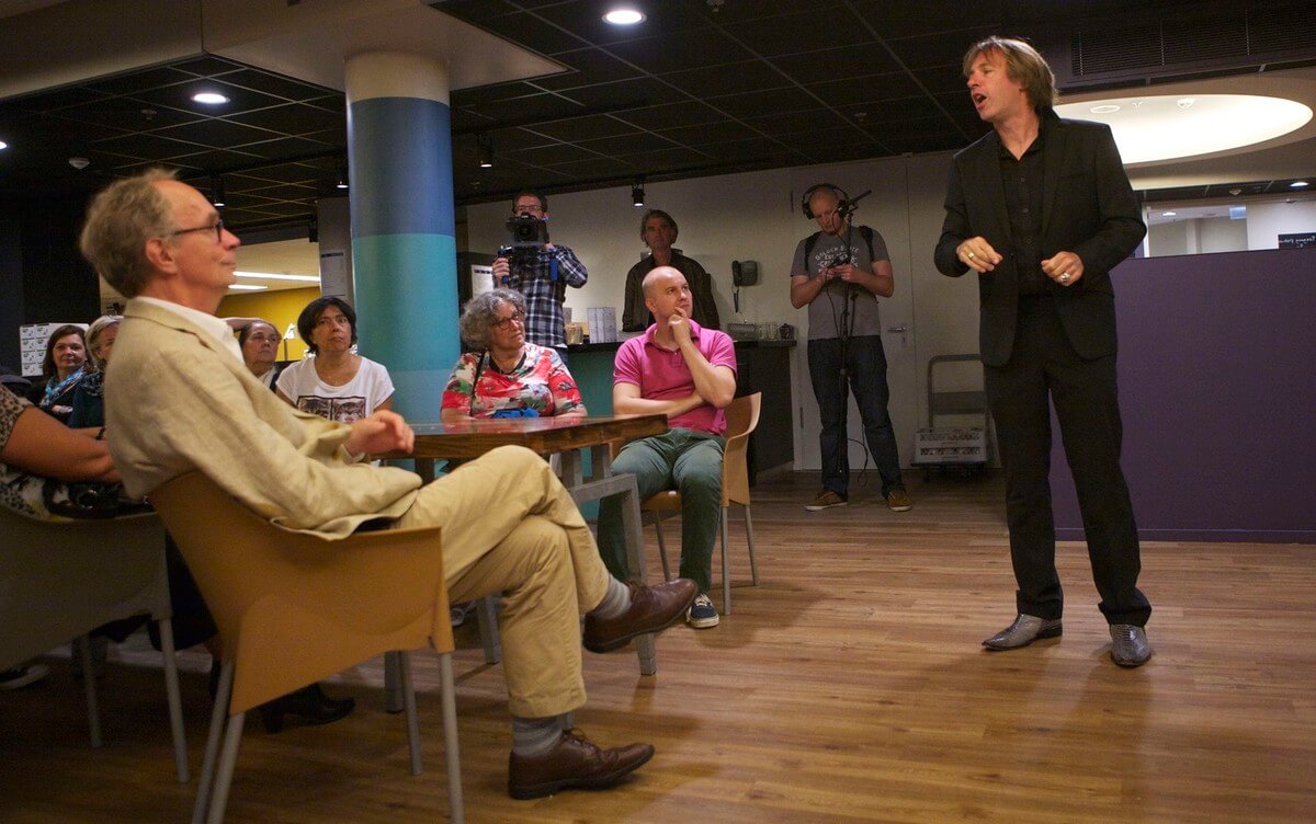 Dichter Ingmar Heytze in de artiestenfoyer van TivoliVredenburg. Foto: Ton van den Berg