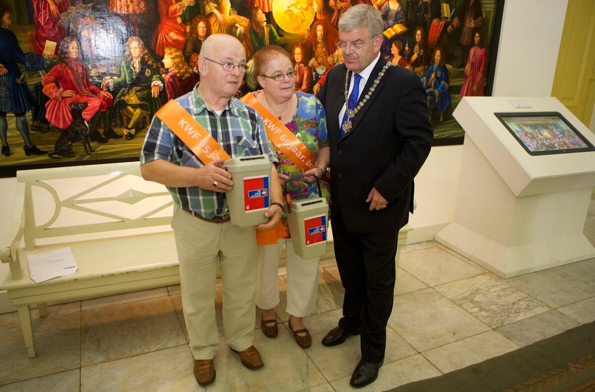 Wietze en Jeannet Wieling krijgen bloemen en een sjerp van burgemeester Van Zanen. Foto: Ton van den Berg