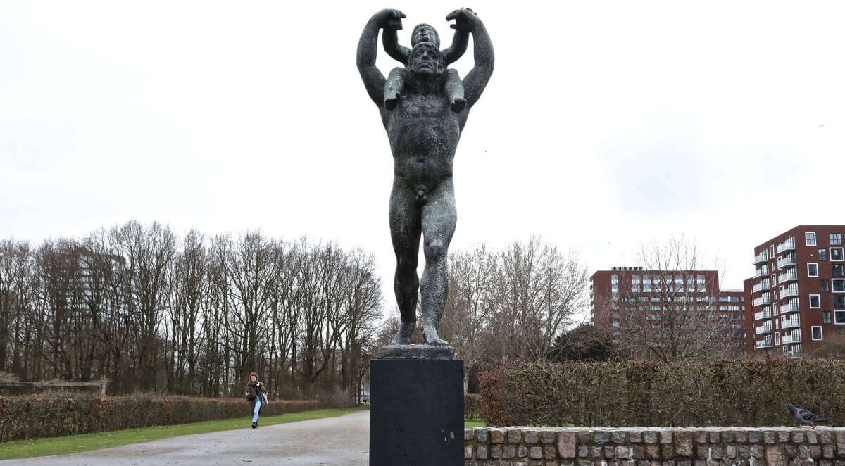 'Man met kind' van Pieter d'Hont (foto: Ton van den Berg)