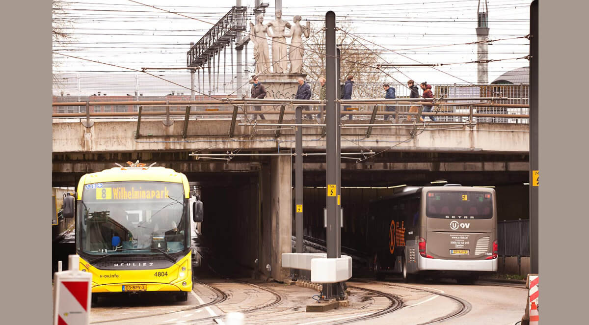 'De Eendracht van het Land' van Gerrit van der Veen bovenop de Leidseveertunnel (foto: Rob Huibers)