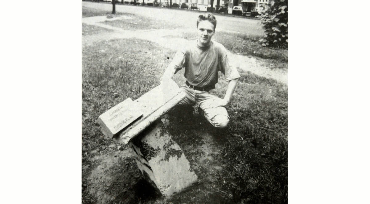 Het kunstwerk 'Schijnbare onsterfelijkheid' met Marnix van der Meer (foto Ton Stramrood, Utrechts Nieuwsblad, 3-6-1994)