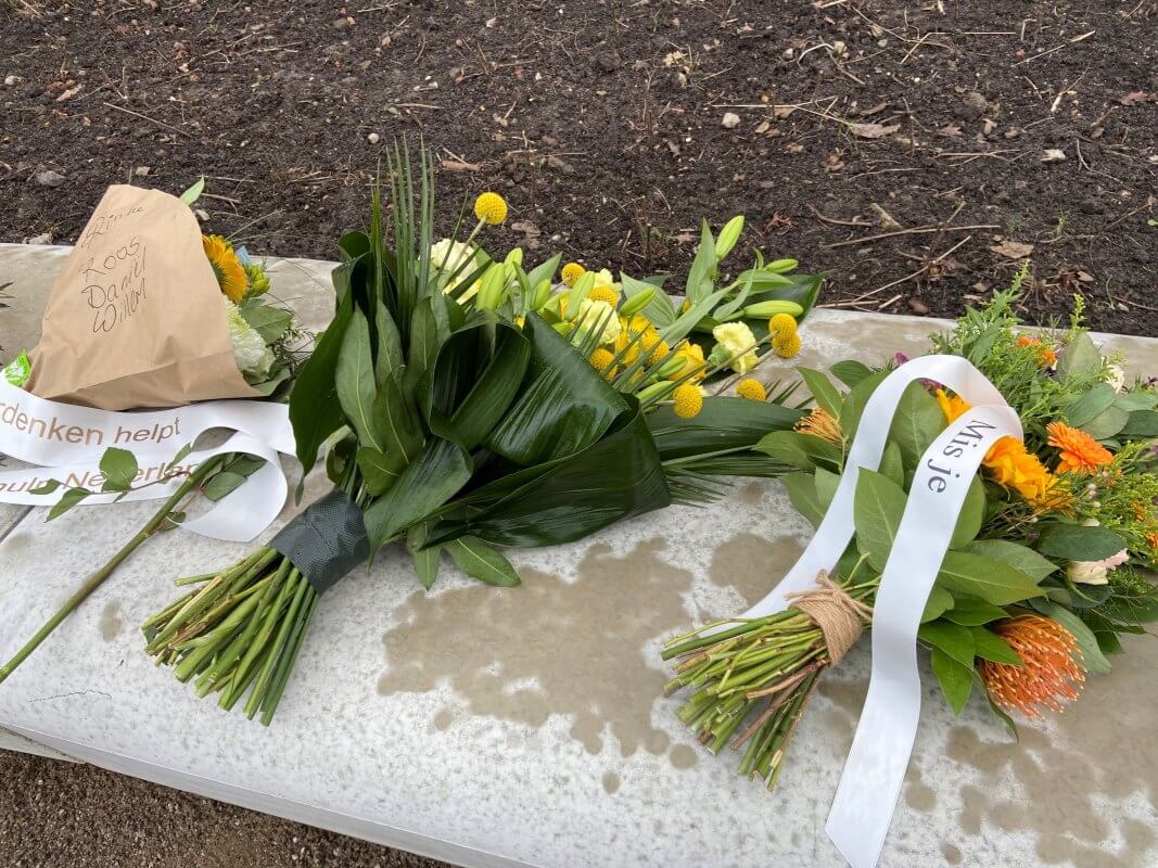 Bloemen van nabestaanden en gemeentelijke vertegenwoordigers, 18 maart 2021. Foto: Jim Terlingen