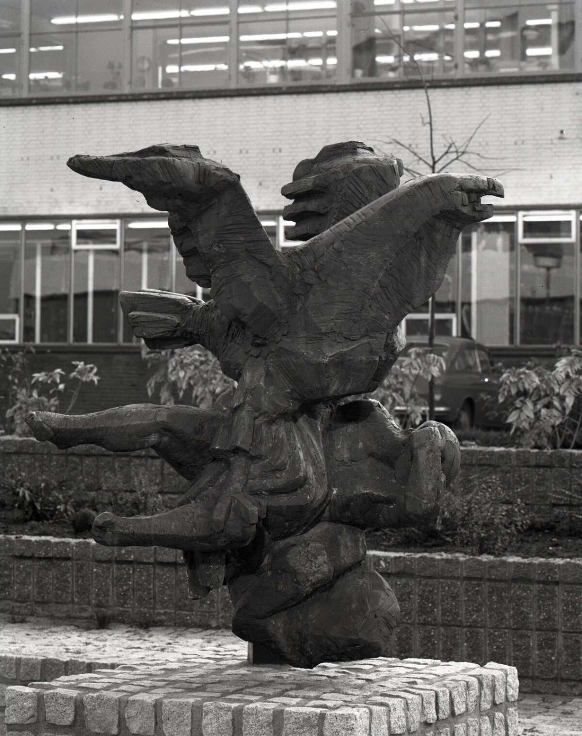Prometheus in de tuin van het kantoor van de PUEM op Croeselaan 28, ergens tussen 1966-1975.