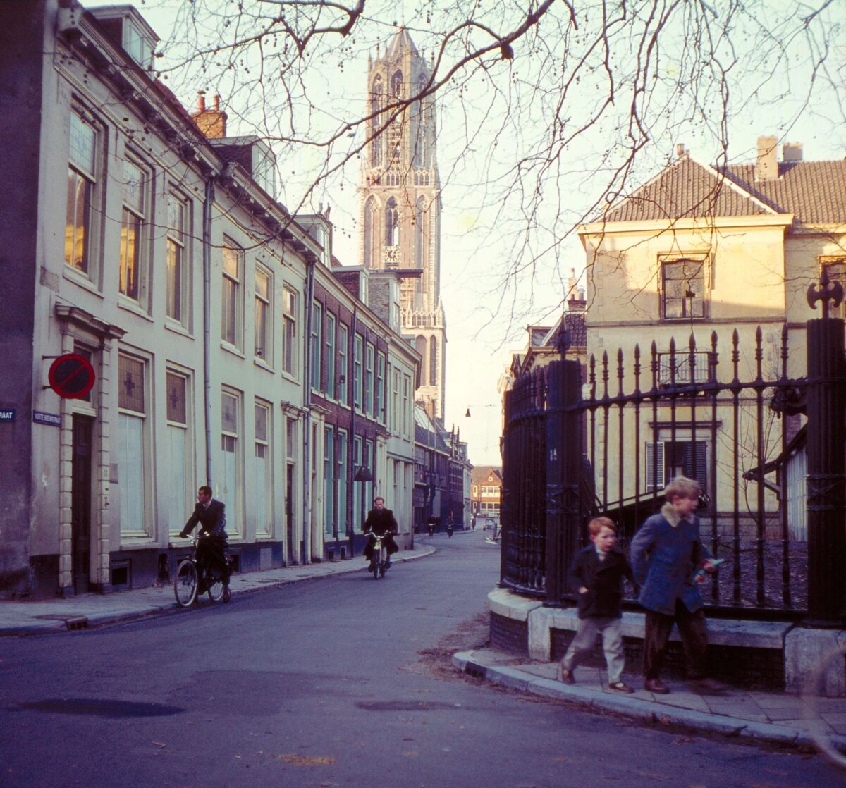 De Korte Nieuwstraat met rechts het hek voor de rechtbank in de Hamburgerstraat circa 1960. Foto: Henk Dam
