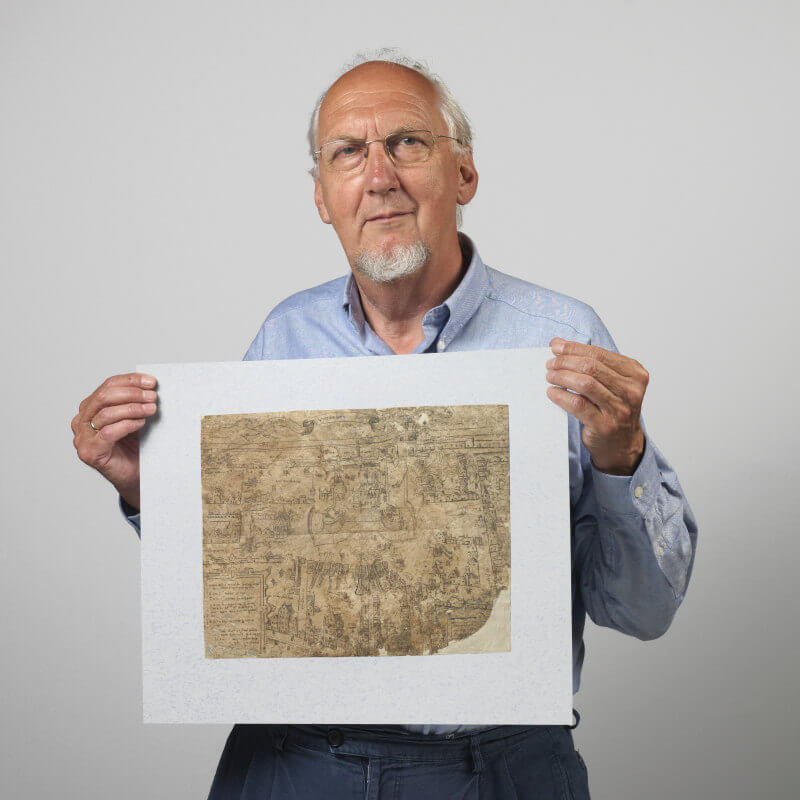 Tarq Hoekstra in 2006 met een historische tekening van het beleg van kasteel Vredenburg. Foto: Het Utrechts Archief