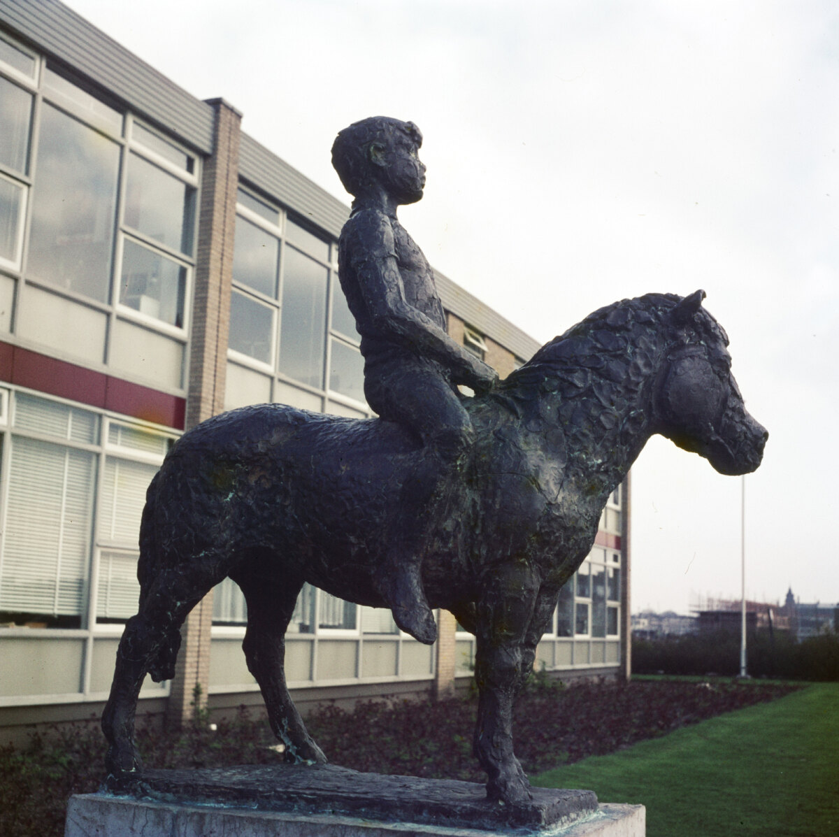 Pony met Kind, ontworpen door E. van Zanten, circa 1970 bij de openbare lagere Dr. G. Kerschensteinerschool en kleuterschool 't Wevertje (Wevelaan). Foto: Henk Dam