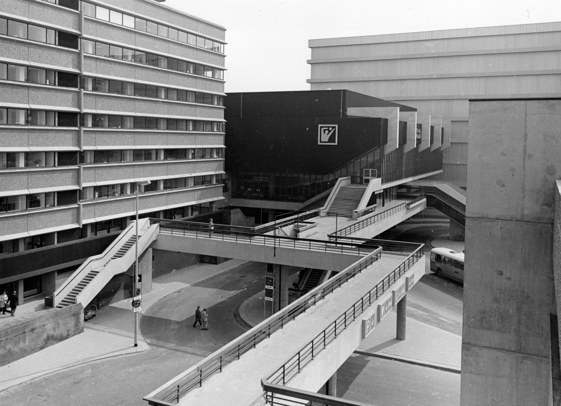 Hoog Catharijne aan het Jaarbeursplein bij de Croeselaan in 1970 met op achtergrond de sporthal. Foto: HUA