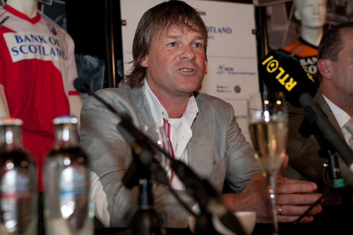 Erwin Koeman bij de ondertekening van zijn contract in 2011. Foto: Ton van den Berg