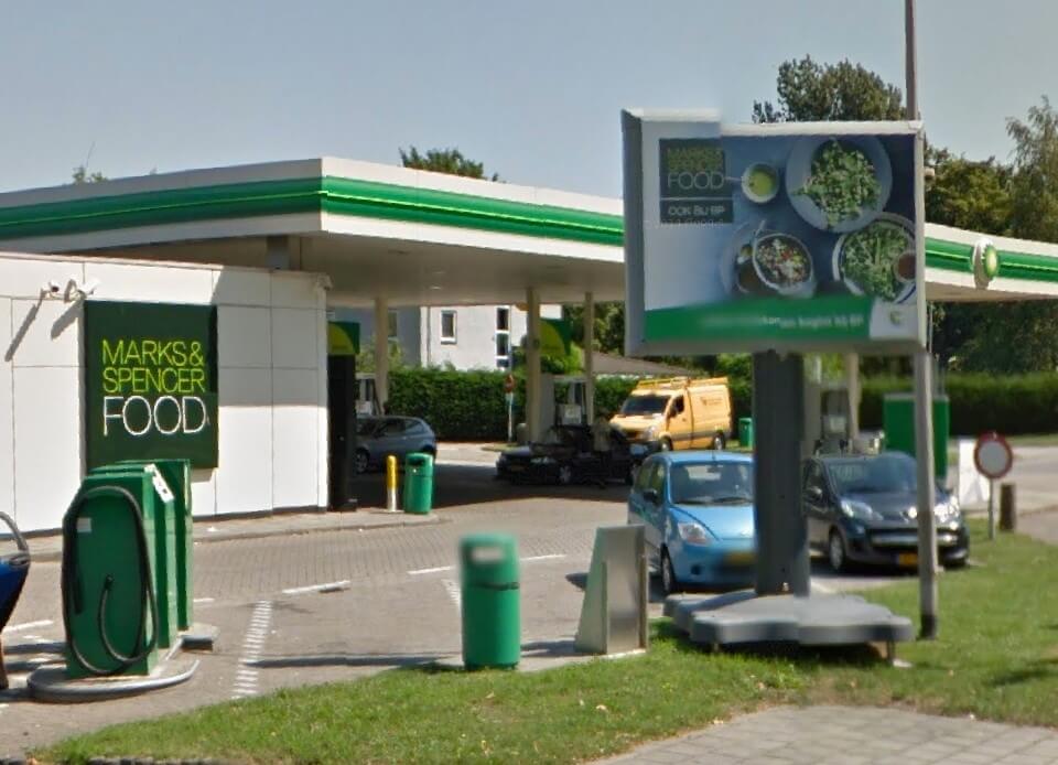 De Marks & Spencer in Lunetten: delicatessenwinkel voor mens en auto. Foto: Google Maps