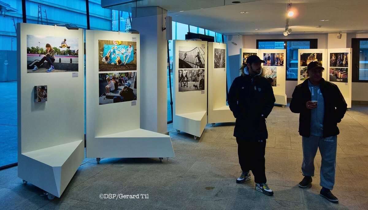 De expositie van DutchStreetPhoto in het Stadskantoor. Foto: Gerard Til