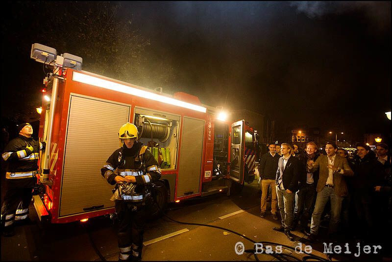 Kroeggangers kijken toe als de brandweer arriveert op het Lucasbolwerk. Foto: Bas de Meijer