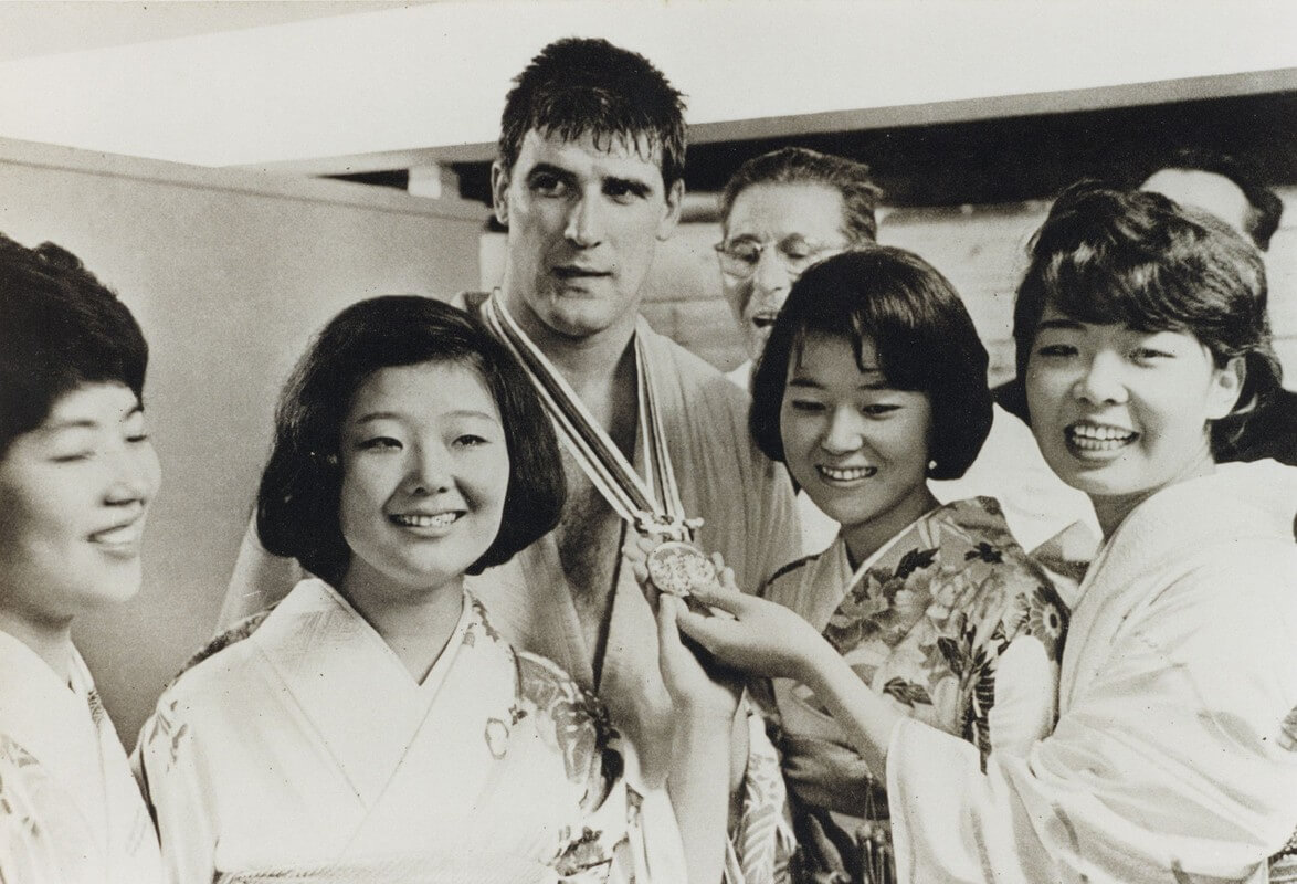 Anton Geesink in 1964 in Japan met vrouwelijke fans. Foto: Het Utrechts Archief