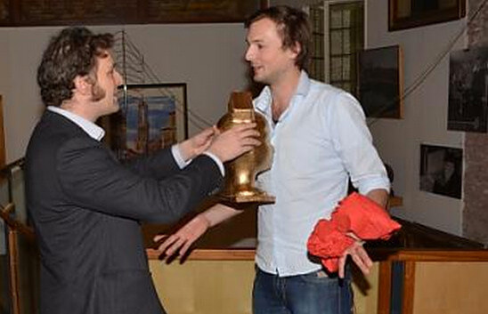 CDA'er Sander van Waveren (links) retourneert de Boter-op-het-hoofd-award. Foto: SP