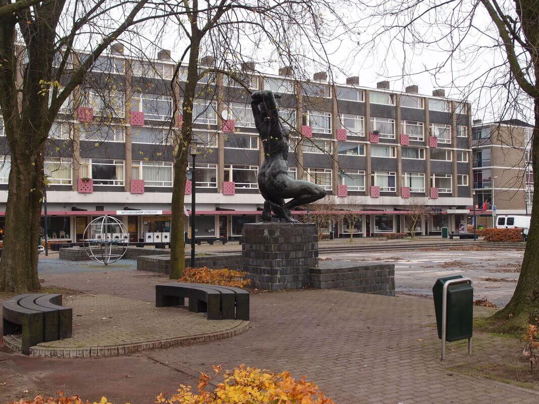 De wijkfunctie van het Herderplein in Oog in Al is in de loop van de jaren sterk afgenomen.