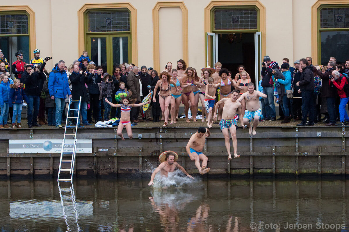 De deelnemers aan de Nieuwjaarsduik in Zuilen gaan te water. Foto: Jeroen Stoops