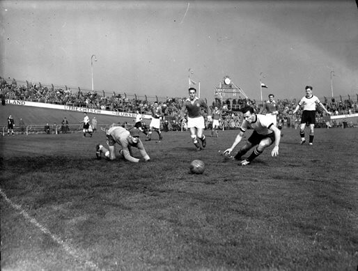 Rechts op de voorgrond Dirk Lammers tijdens de wedstrijd tussen D.O.S. en G.V.A.V. in 1957 in Stadion Galgenwaard. Foto: HUA