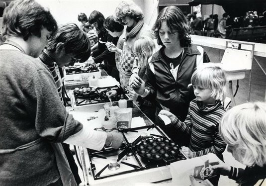 1978: Kinderen bakken poffertjes op het Jeugdspektakel in de Margriethal. Foto: HUA