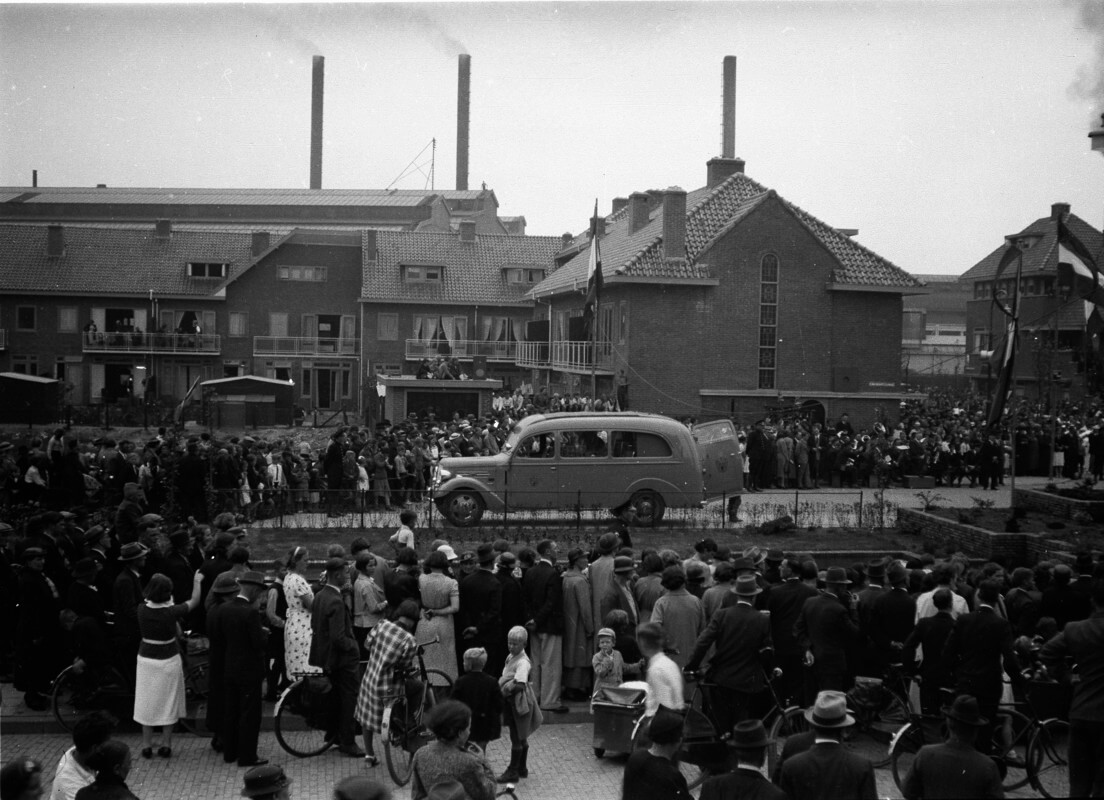 Grote belangstelling in de Van Maasdijkstraat bij de onthulling van het Vliegermonument in 1938. Foto: Museum van Zuilen