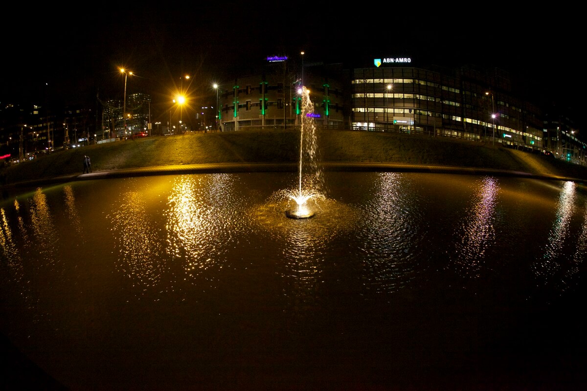 Het water in de singel leidt ook tot mijmeringen over de grachtengordel. Foto: Ton van den Berg