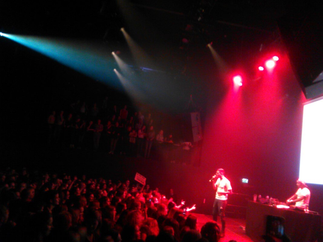 In het begin van de show staat Ronnie Flex alleen op het podium...