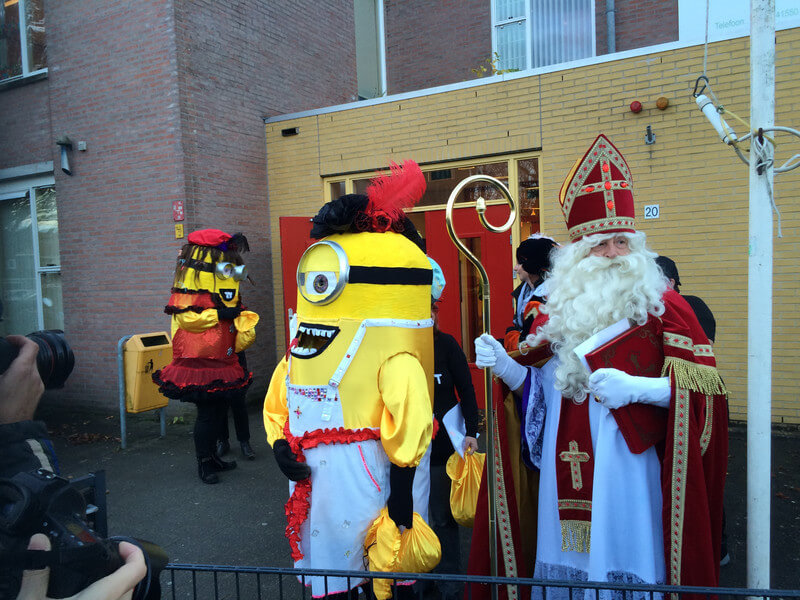 Sint en zijn Minions. Foto: Zoiszuilen / Marcel Reijmerink.