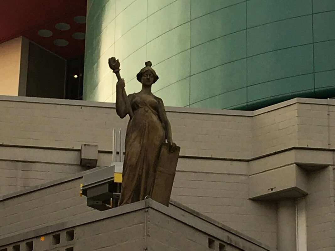 De engel van De Utrecht, ook bekend als de Schele Maagd, kijkt over het Vredenburg uit. Foto: Vleugels