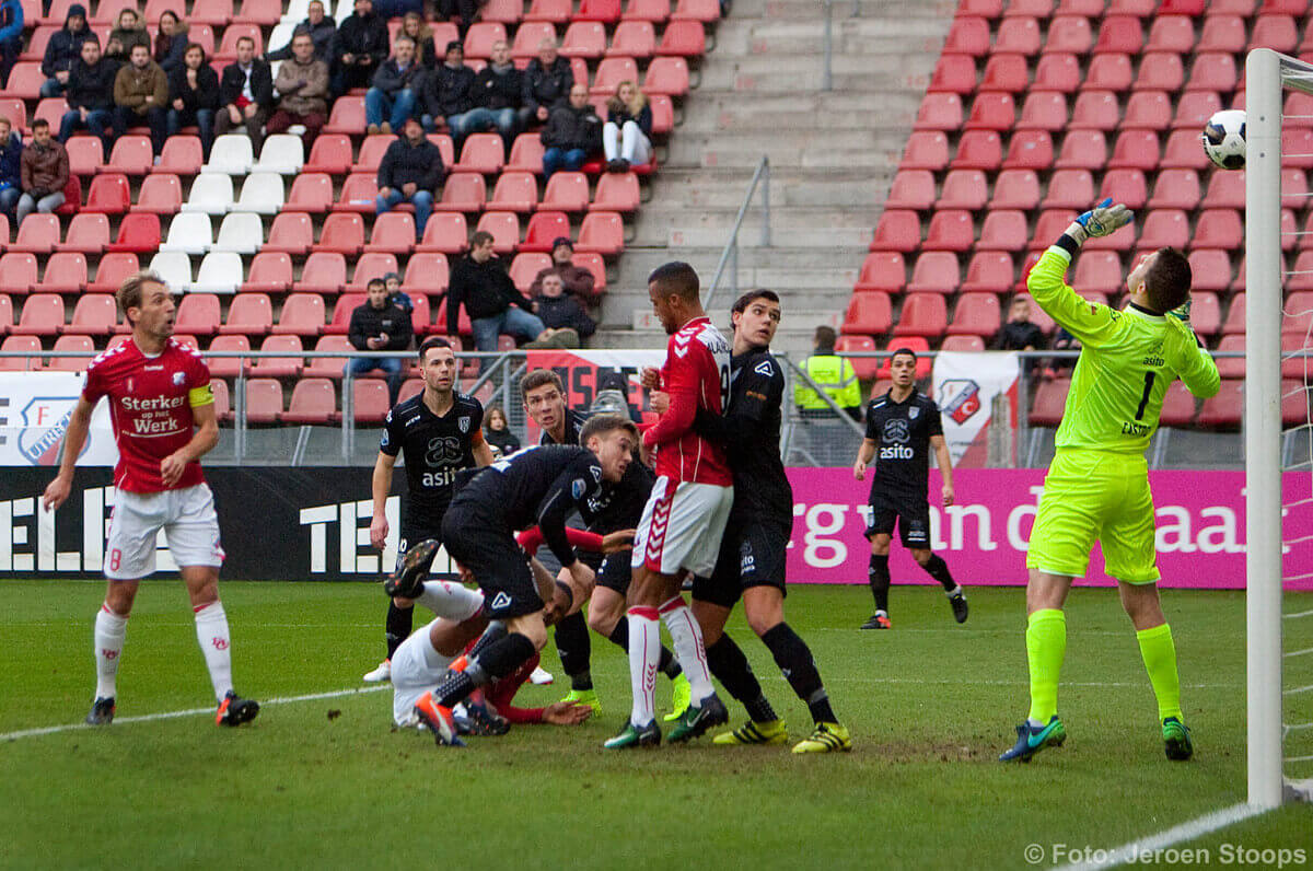 Mike te Wierik werkt de bal langs zijn eigen keeper in het doel: 1-0. Foto: Jeroen Stoops