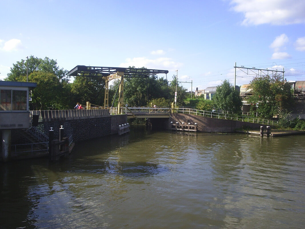De Jeremiebrug, hier nog bij de Kruisvaart. Foto: Volksbuurtmuseum