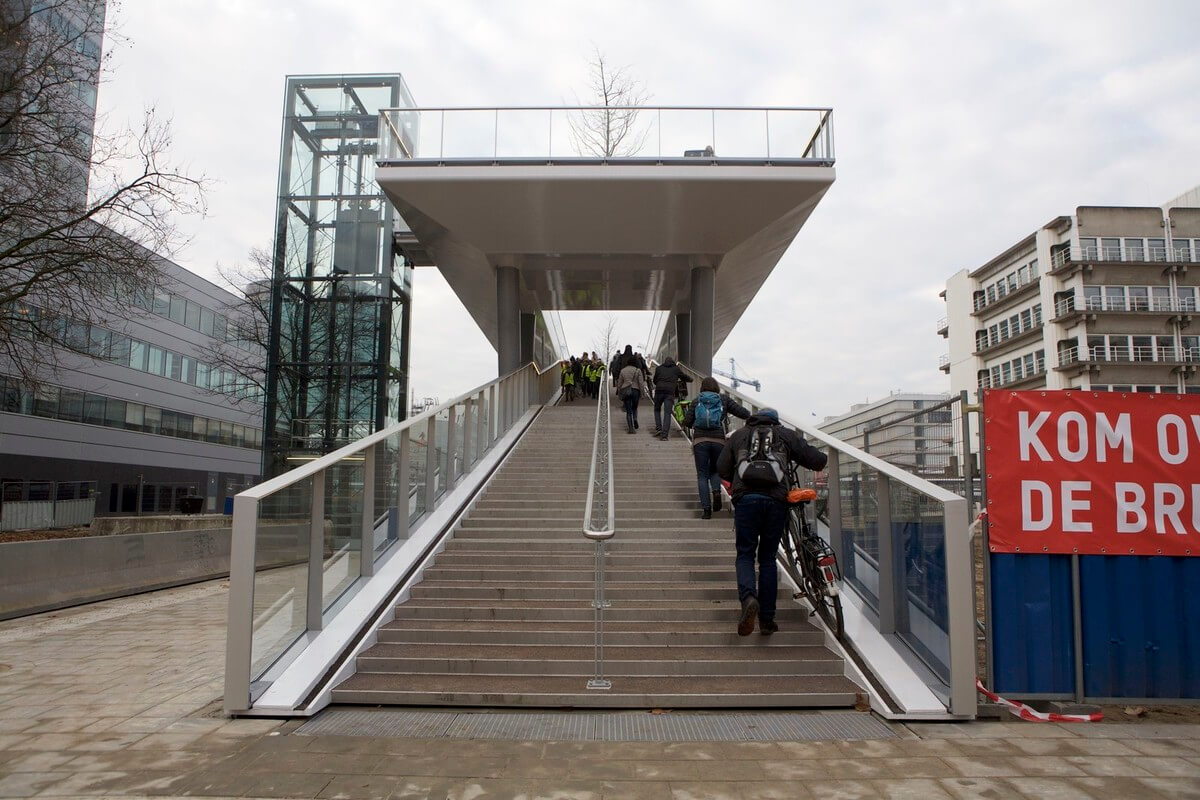 De entree van de Moreelsebrug bij het Moreelsepark. Foto: Ton van den Berg