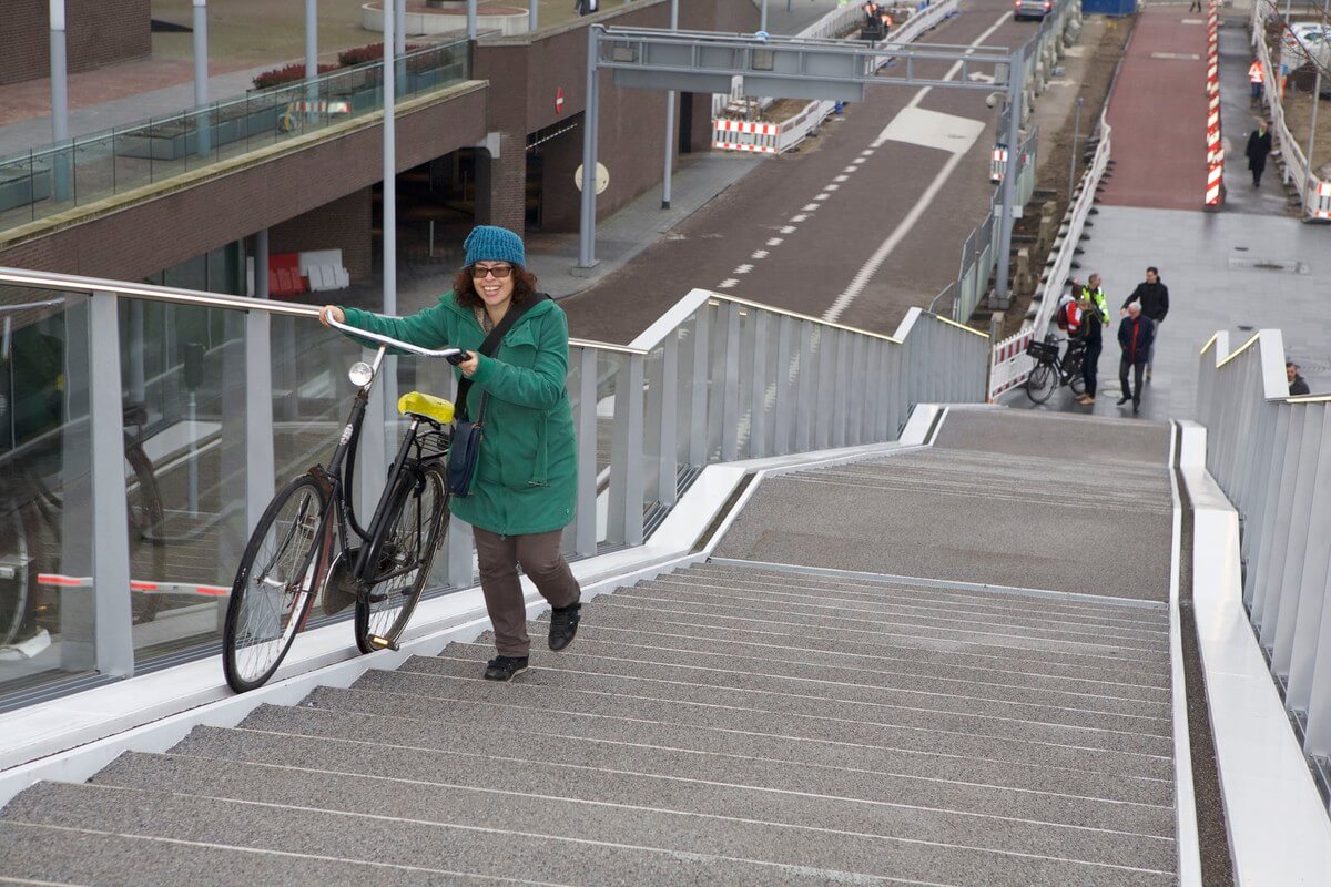 Een van de eerste gebruikers van de nieuwe Moreelsebrug kan wel lachen om de klim. Foto: Ton van den Berg