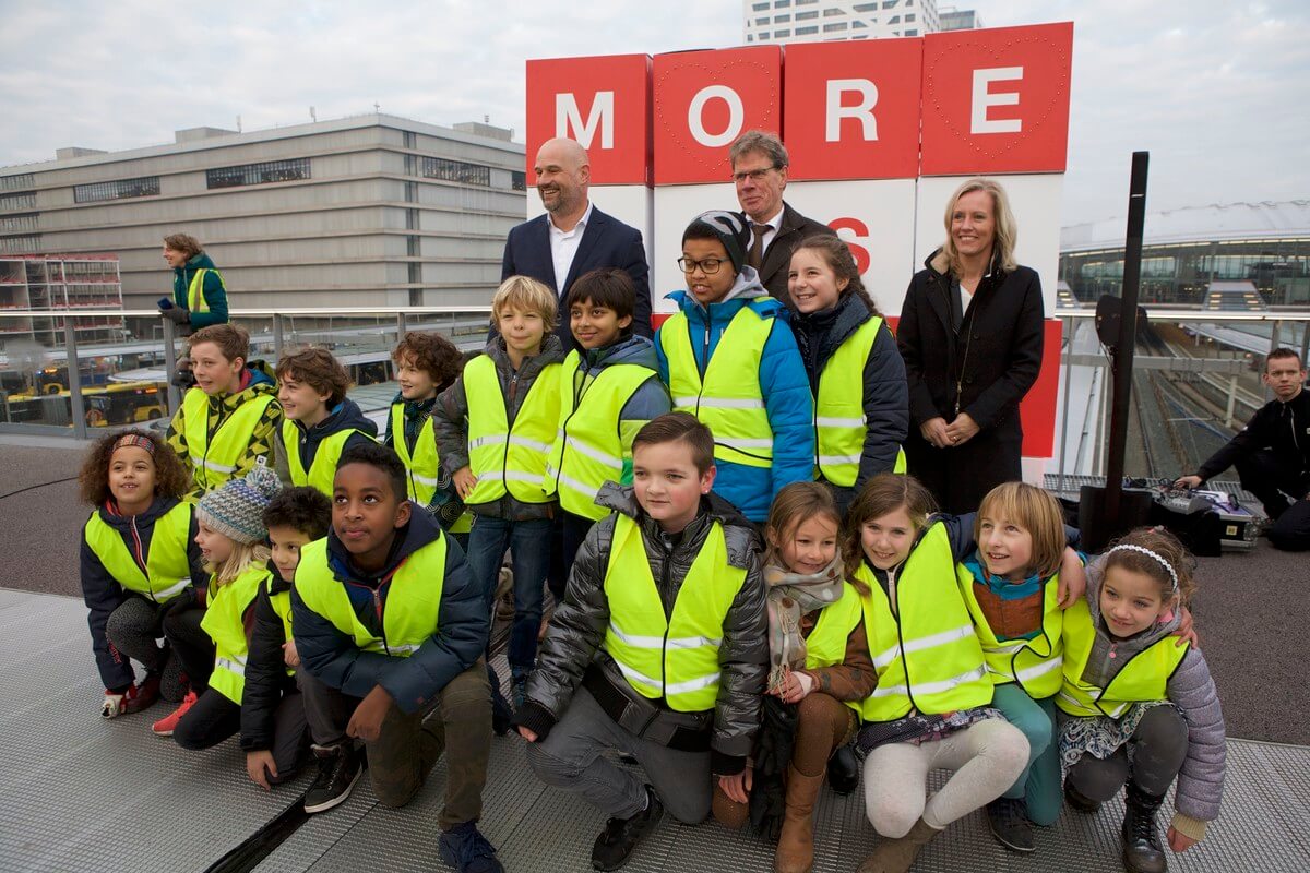 Kinderen van de basisschool Puntenburg met wethouder Everhardt (links), Proraildirecteur De Vries en Rabodirecteur Jansen. Foto: Ton van den Berg