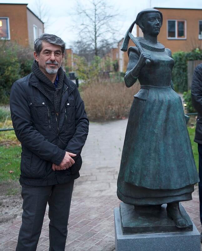 Amiran Djanashvili bij het door hem gemaakte beeld van Van Leemput. Foto: Ton van den Berg