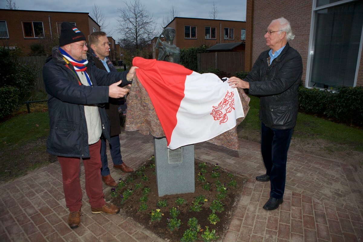 Onthulling van het beeld van Katherijn van Leemput door buurtbewoners Piet Joris (links) en Jan Kuijt (rechts). In het midden wethouder Diepeveen. Foto: Ton van den Berg