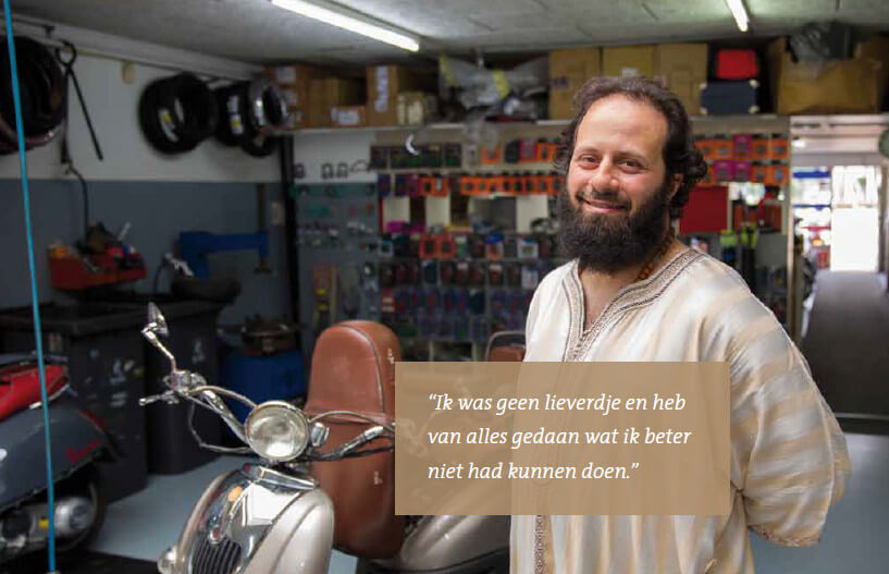 Issa Ghoula in zijn werkplaats. Foto uit het boek Jongerenhuiskamer Geuzenwijk. Foto: Henni Bunnik