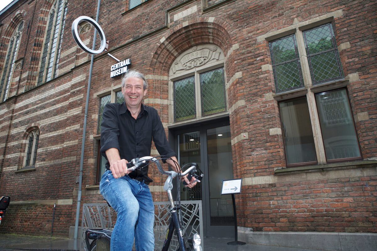 Rene de Kam voor de deur van het Centraal Museum in 2016. Foto: Ton van den Berg