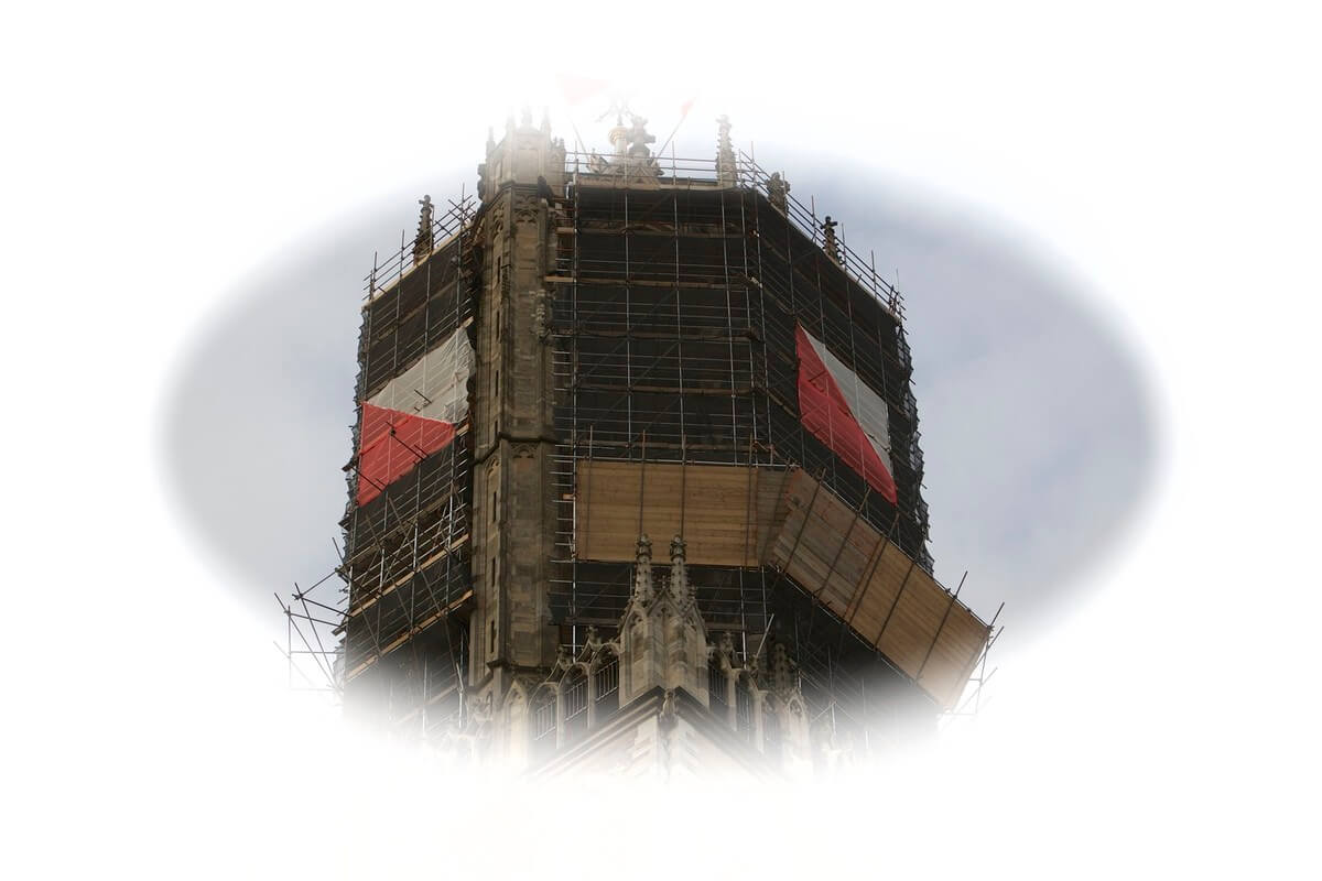 De Domtoren in gaas en nevels. Foto: Ton van den Berg