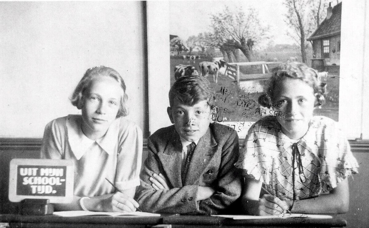 Schoolfoto van Arie Groenevelt die hier tussen twee zussen zit. Foto: archief Groenevelt