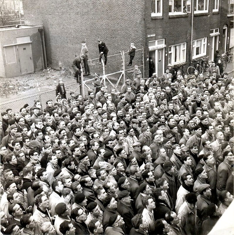 Arbeiders in de jaren zestig bijeen in de Lange Hagelstraat wachtend op een toespraak van bondsman Arie Groenevelt. Foto: archief Groenevelt