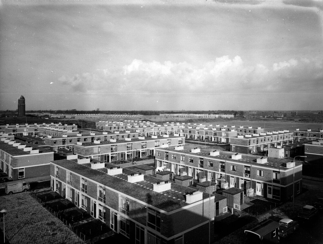 Overzicht op een gedeelte van de wijk Overvecht te Utrecht, linksonder de huizen Donaudreef 53 (voorgrond)-63 op de hoek met de Moezeldreef; daarachter de Margaretha van Parmadreef (1963). Foto: A. Hulskamp/Het Utrechts Archief
