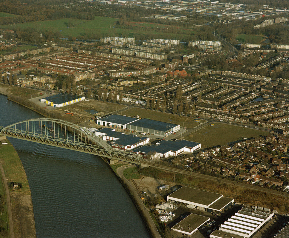 Luchtfoto in 1991 van de nieuwe bedrijfsgebouwen op het terrein van de DEMKA. Op de voorgrond het Amsterdam-Rijnkanaal. Foto: Het Utrechts Archief