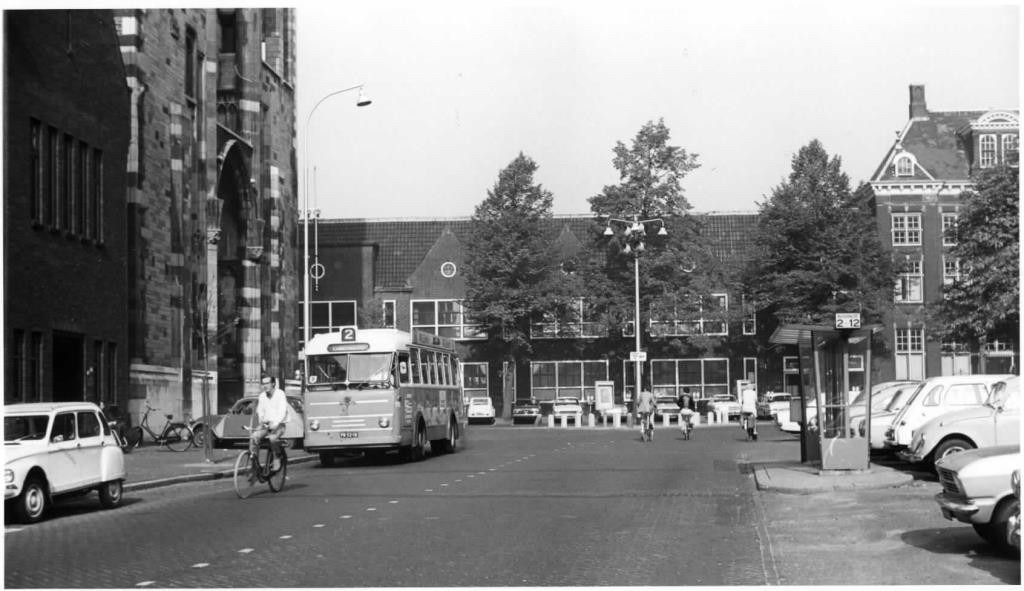 Het Domplein in 1972 is dan nog in beeld voor een autoweg. Foto: G.J. Rohner/HUA