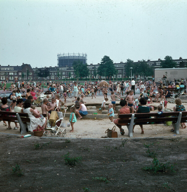 Speelplaats in 1968 aan de Ingen Houszstraat met op de achtergrond de gashouder bij de Blauwkapelseweg. Foto: J.P. Alff/HUA