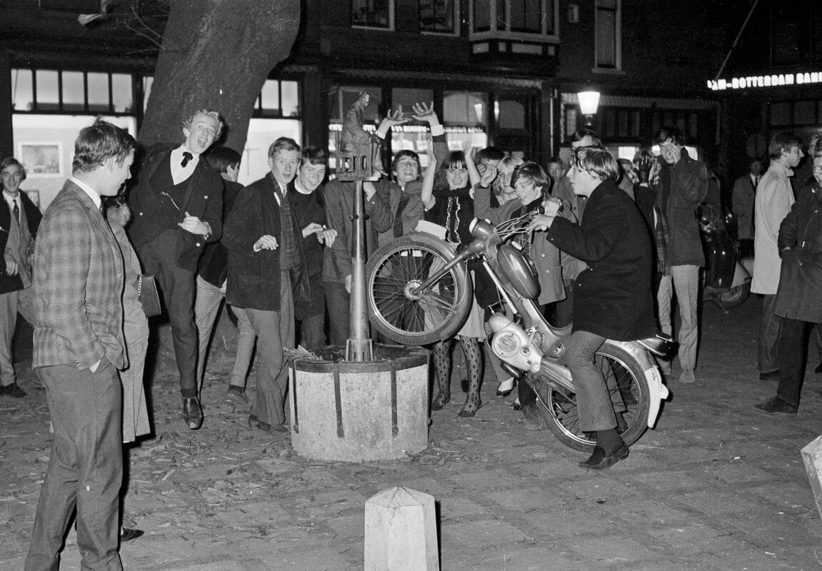 Sjorsklanten belagen het beeldje De Ambtenaar. Foto: Het Utrechts Archief