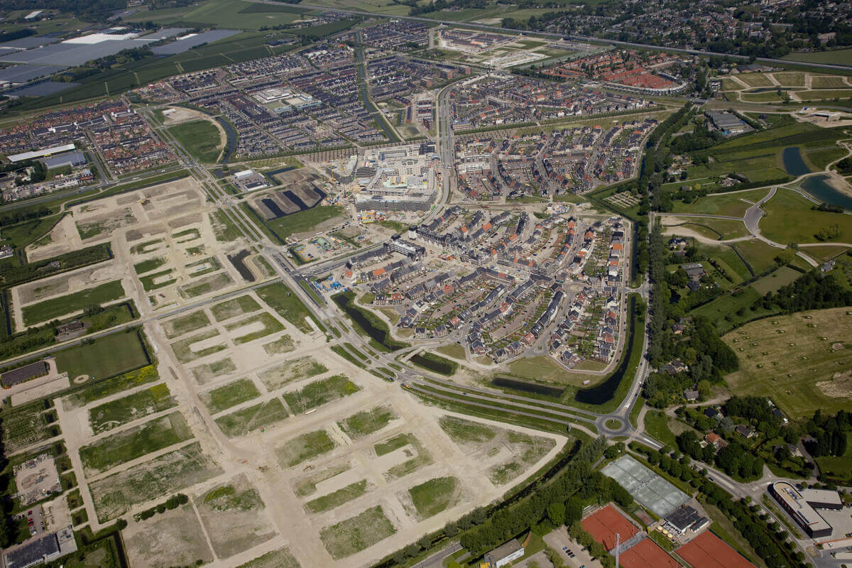 Luchtfoto van een deel van de wijk Vleuterweide in Leidsche Rijn. Op de voorgrond de Landschapsbaan, 2010. Foto: Het Utrechts Archief
