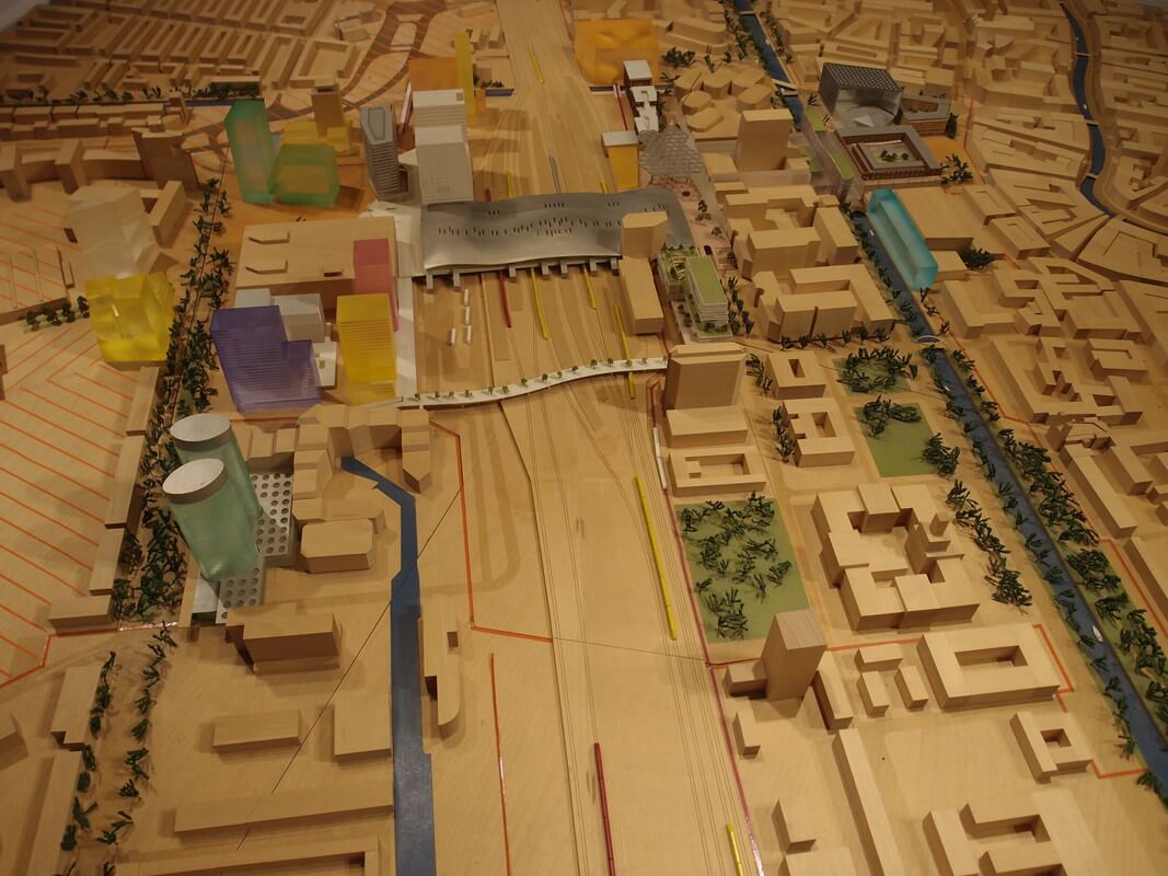 De route van Forum is op deze maquette zichtbaar als een witte lijn vanaf het Stadskantoor naar de Moreelsebrug over de sporen.